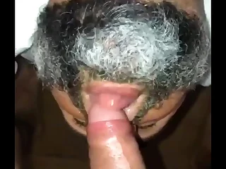 Engolindo a piroca até o talo