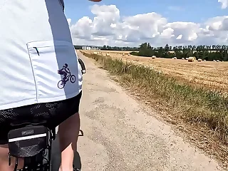 Šortky na kole ve kterých pěkně větrá penis, varlata a zadek. Zepředu je vidět obrys penisu a zezadu prosvítá zadek. Celkový pohled 360 stupňů ko